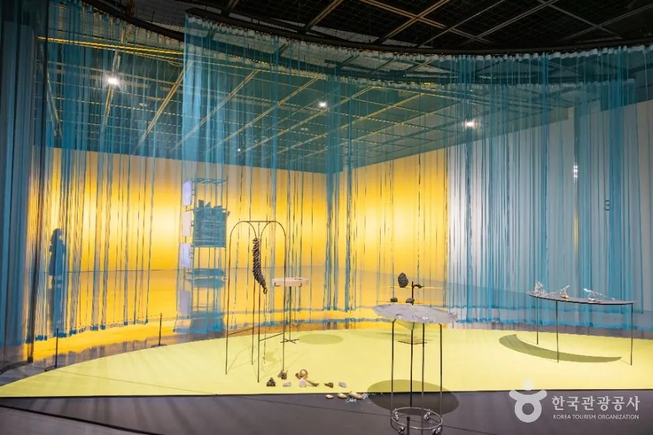 釜山現代美術館の展示室に吊り下げられた青い布のインスタレーション