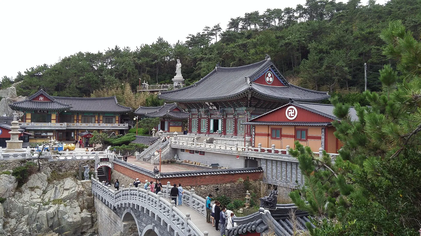 海の上の岩場に建てられた海東龍宮寺のお堂