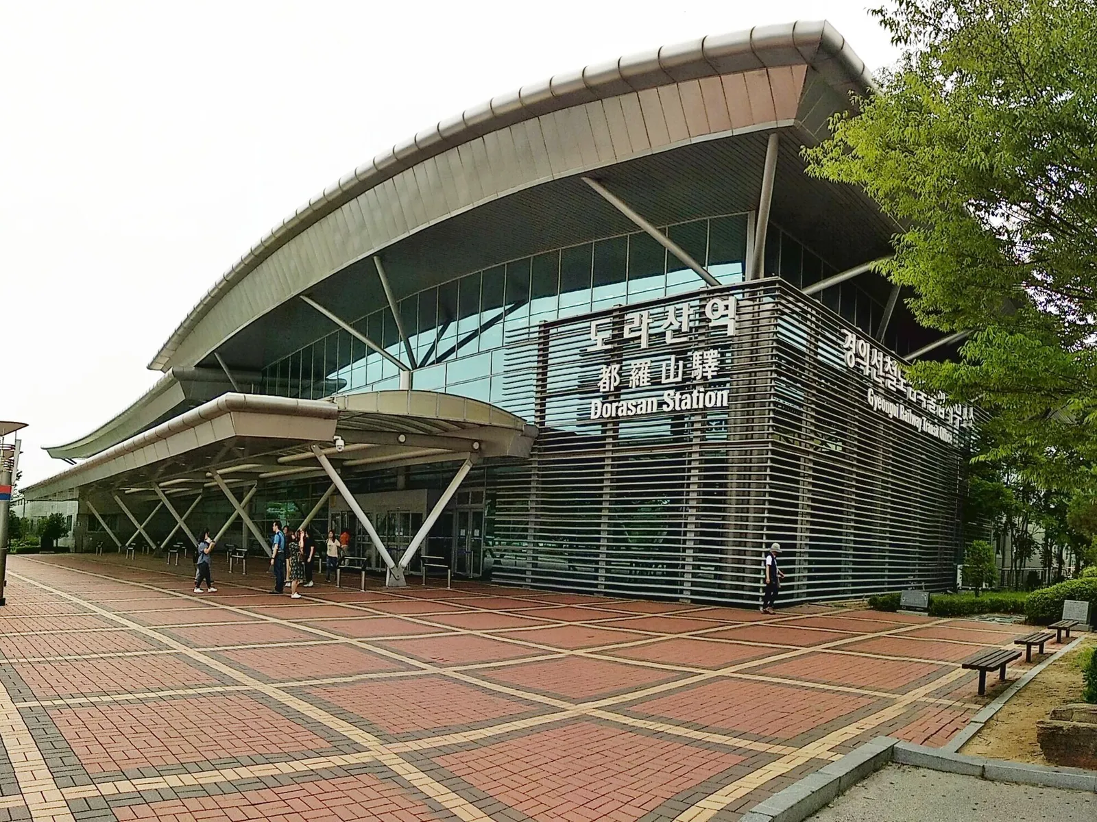 京義線・都羅山駅の曲線を描く金属の屋根