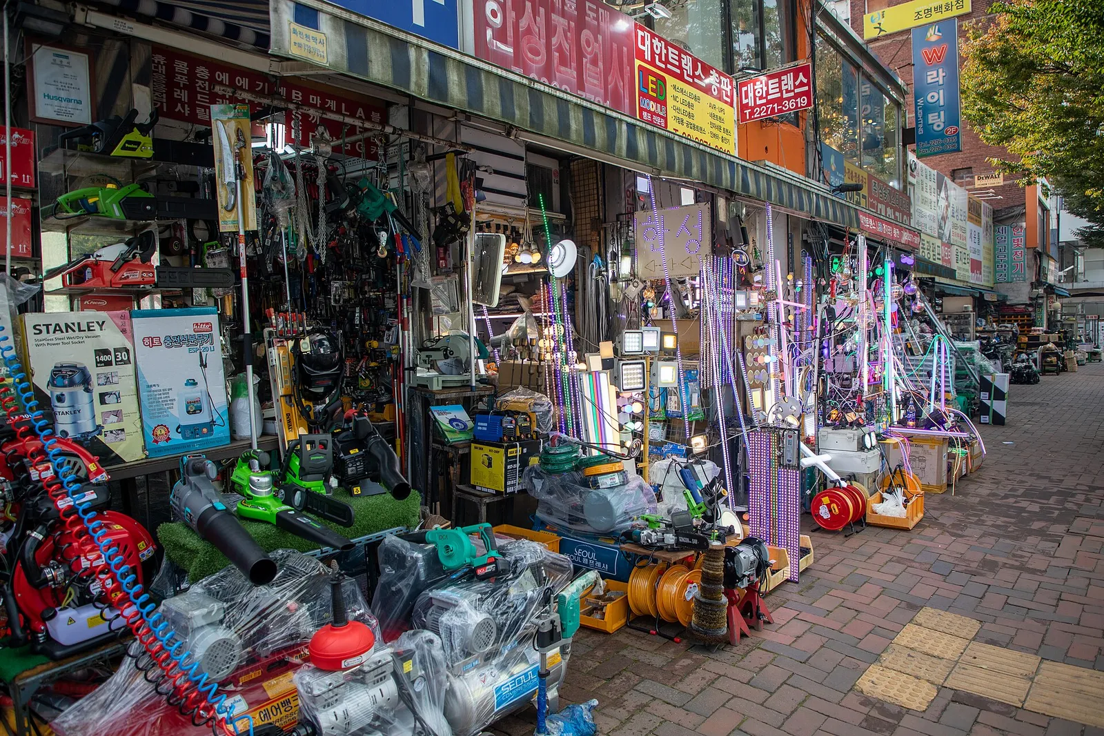 工具と照明を売る店が歩道まで商品を並べ、軒を連ねる乙支路の通り