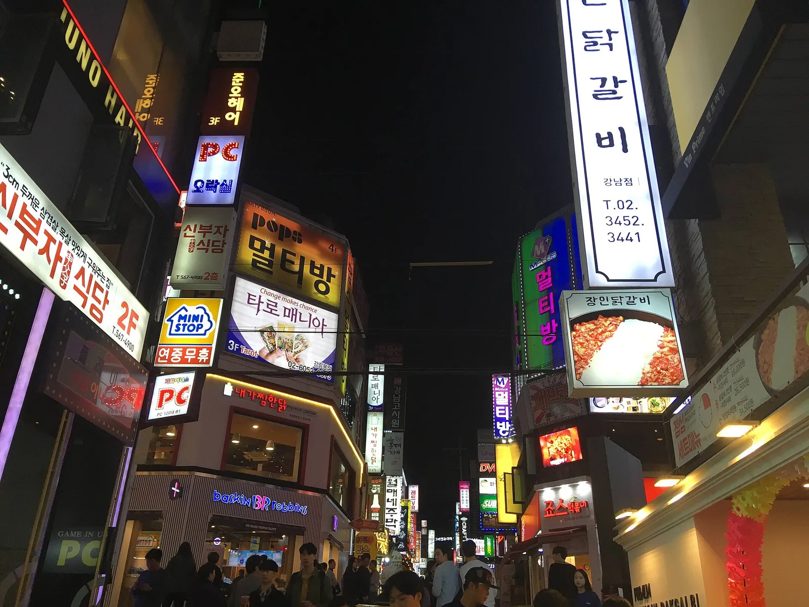 オフィスビルと店が並ぶ駅三洞（ヨクサムドン）の通り