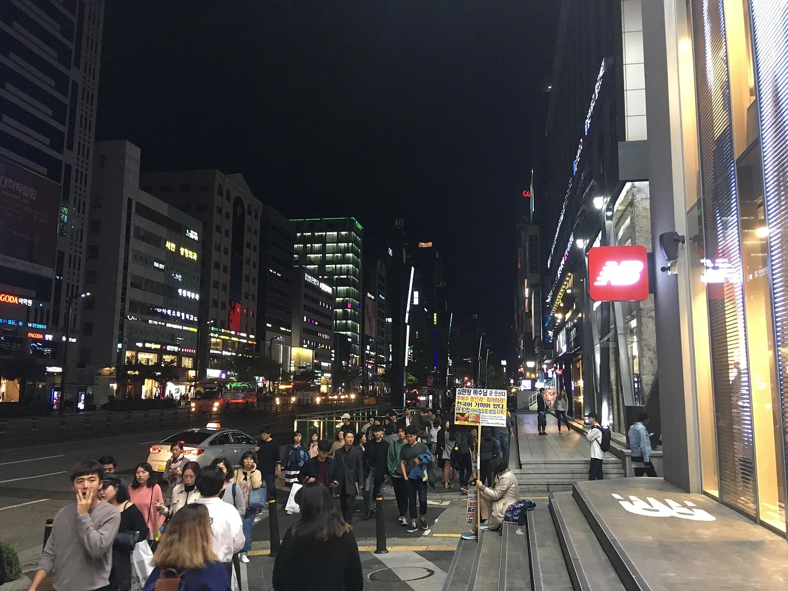 Gangnam-daero, the main boulevard through Gangnam