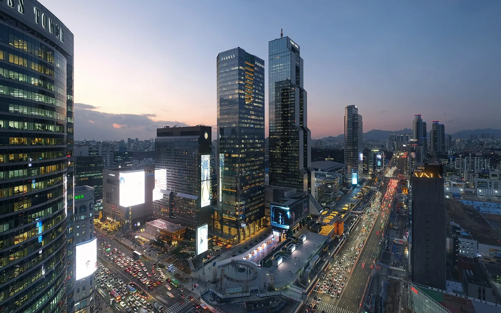 The crossing between Teheran-ro and Yeongdong-daero in Gangnam