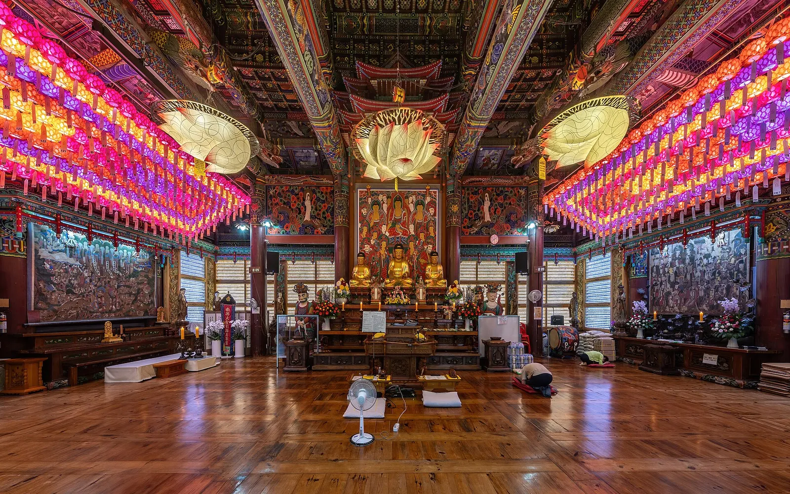 奉恩寺の大雄殿、彩色された天井に吊るされた紙の提灯