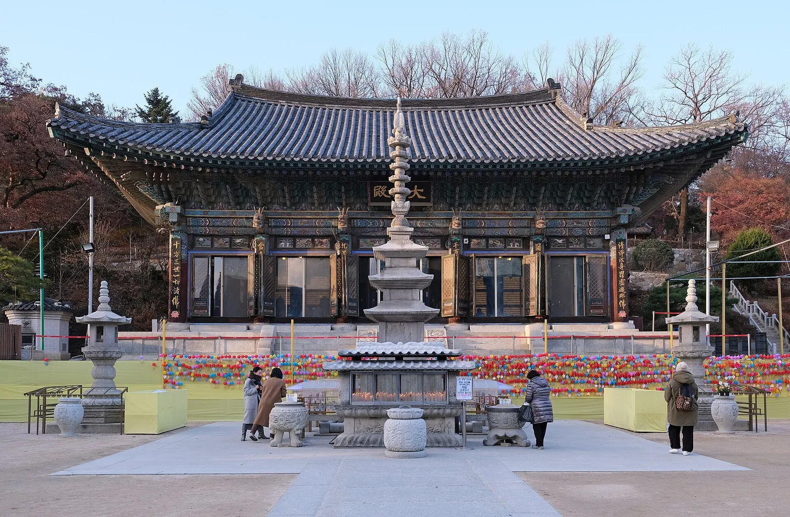 高層ビルを背にした奉恩寺の大雄殿