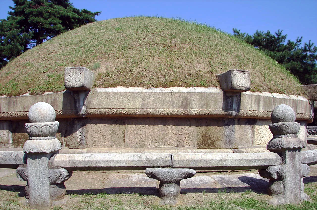 宣陵にある草に覆われた王の墳丘
