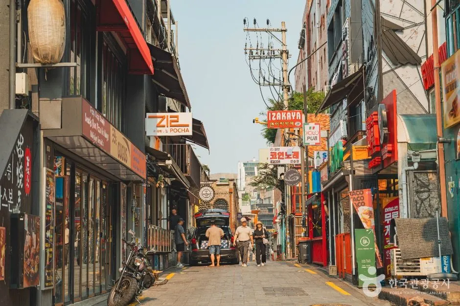 Shops and restaurants along Itaewon-ro