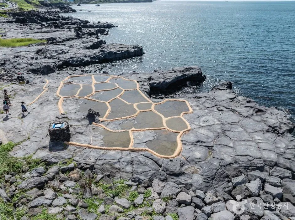 玄武岩の岩盤を仕切って海水をためた旧嚴里の石の塩田