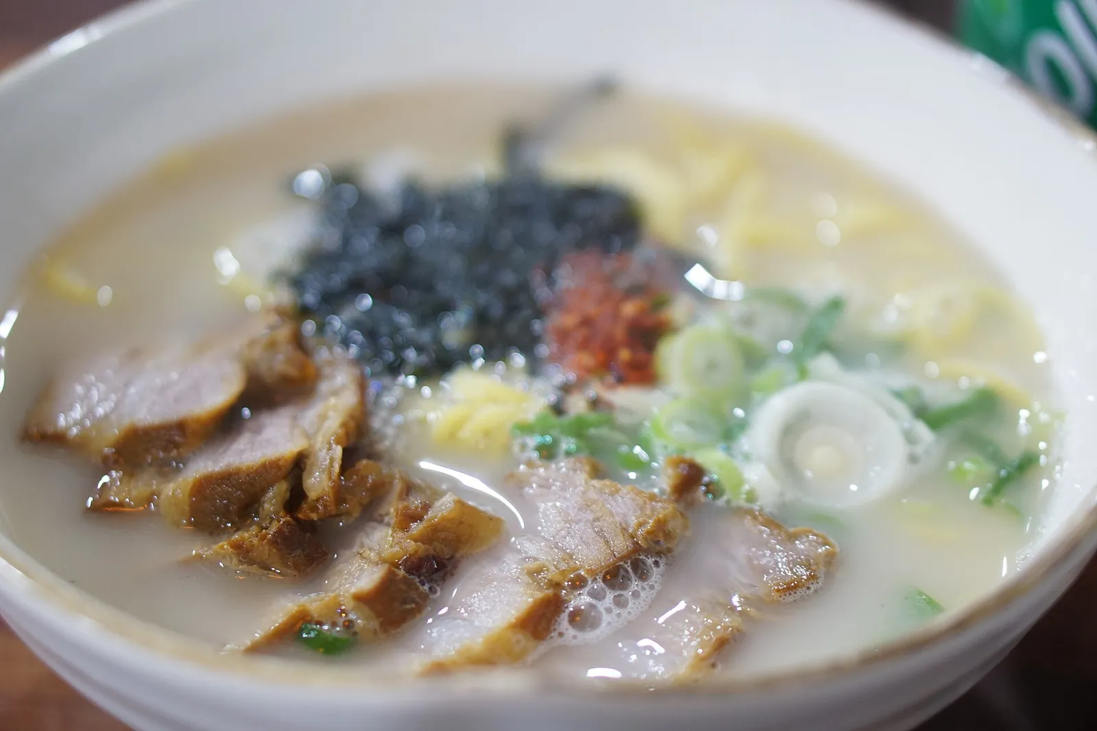 白濁した豚骨スープの小麦麺に薄切りの豚肉をのせた肉ククス