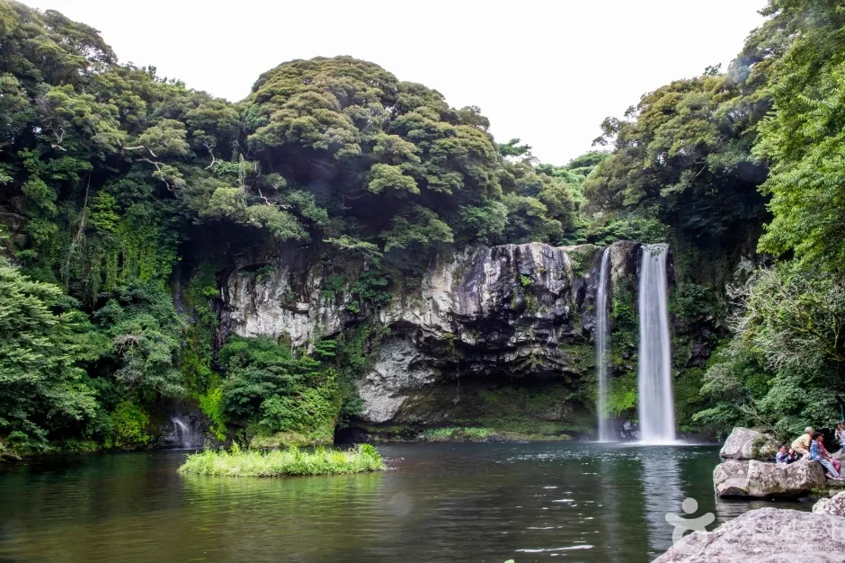 深い緑の森に囲まれ、広い滝つぼへ落ちる天地淵滝