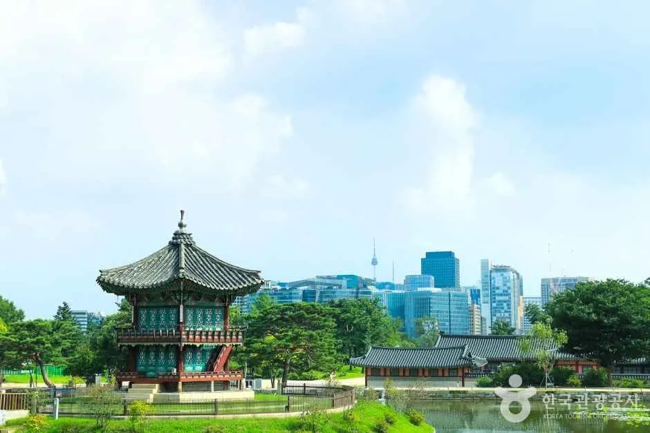 Gyeongbokgung Palace buildings against the mountains
