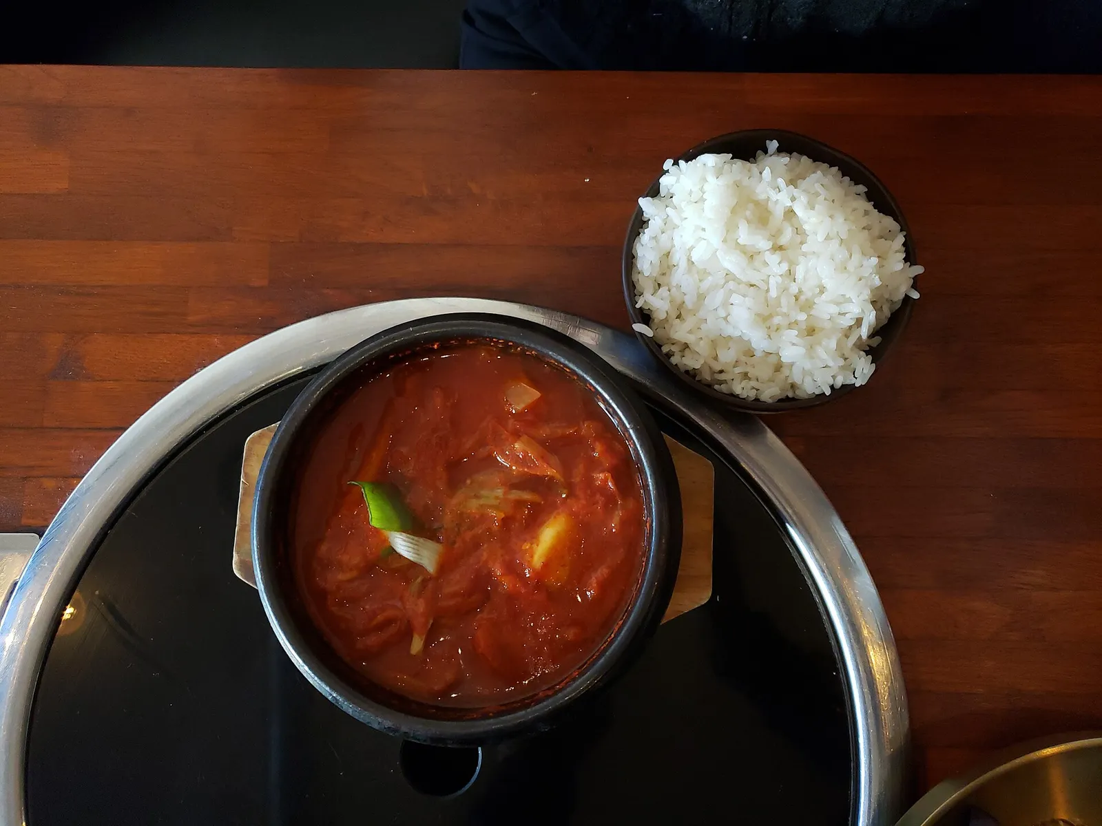 ご飯と一緒に出された、煮立つキムチチゲの鍋