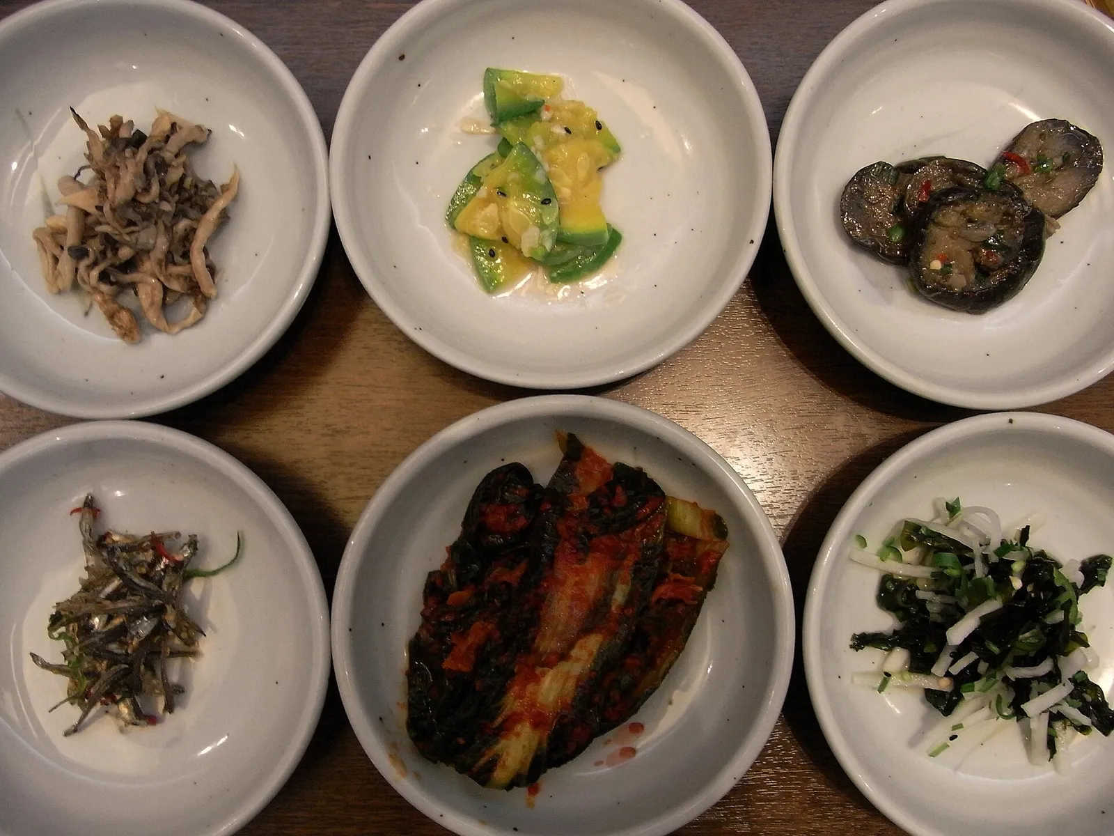 食事のたびに出てくる小皿のおかず、パンチャンの並び