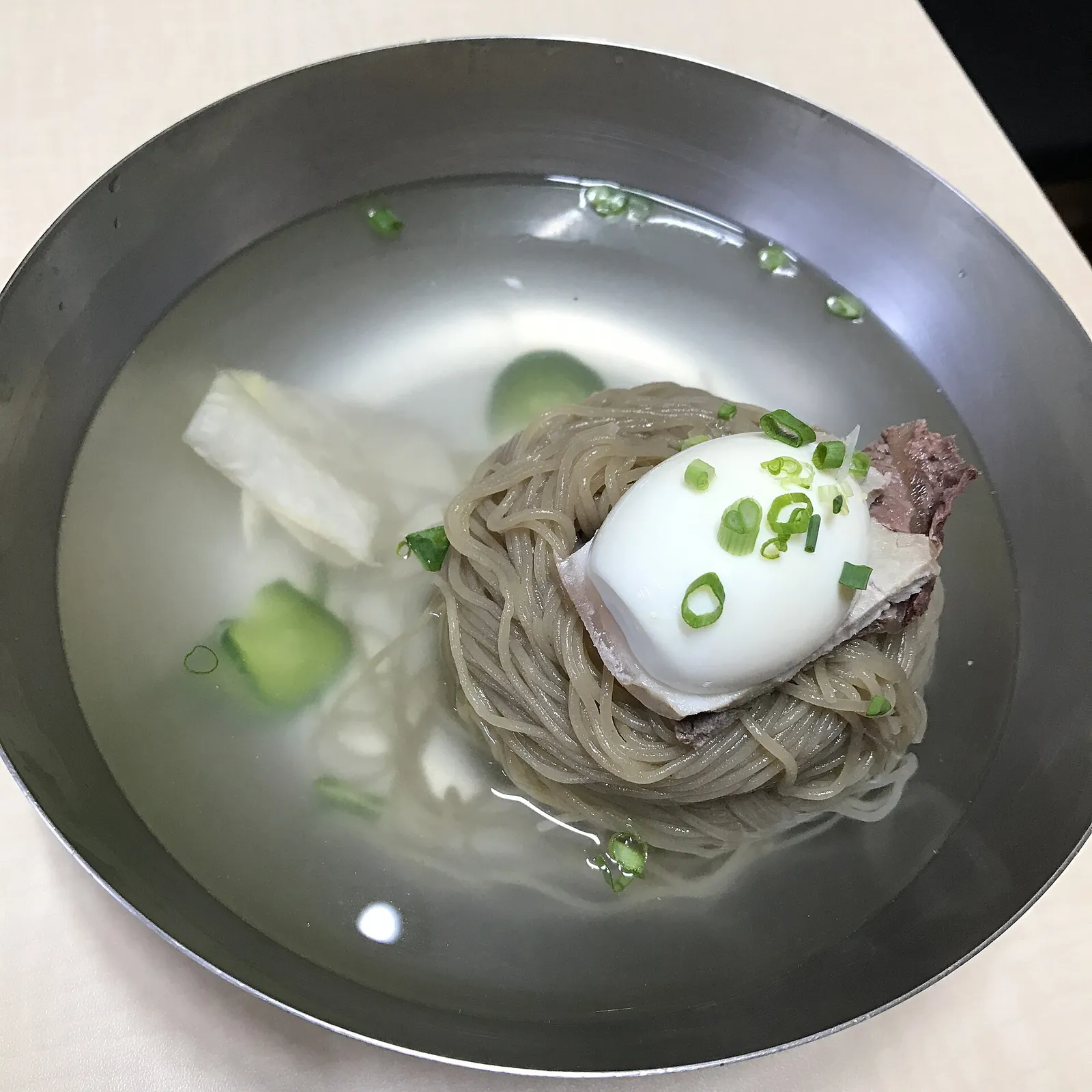 氷の浮いた冷たいスープのムルレンミョン