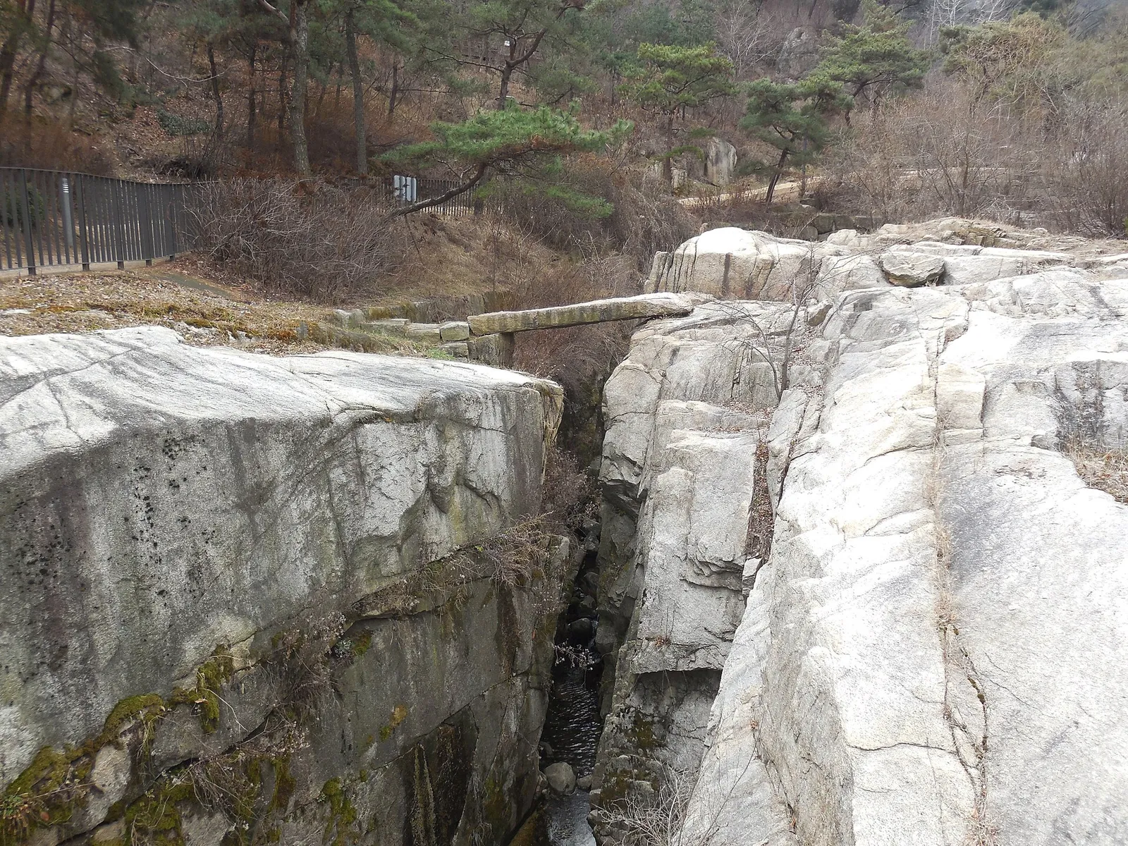 Giringyo Bridge, a single slab of stone laid between the granite rocks of Suseong-dong Valley, with water running underneath