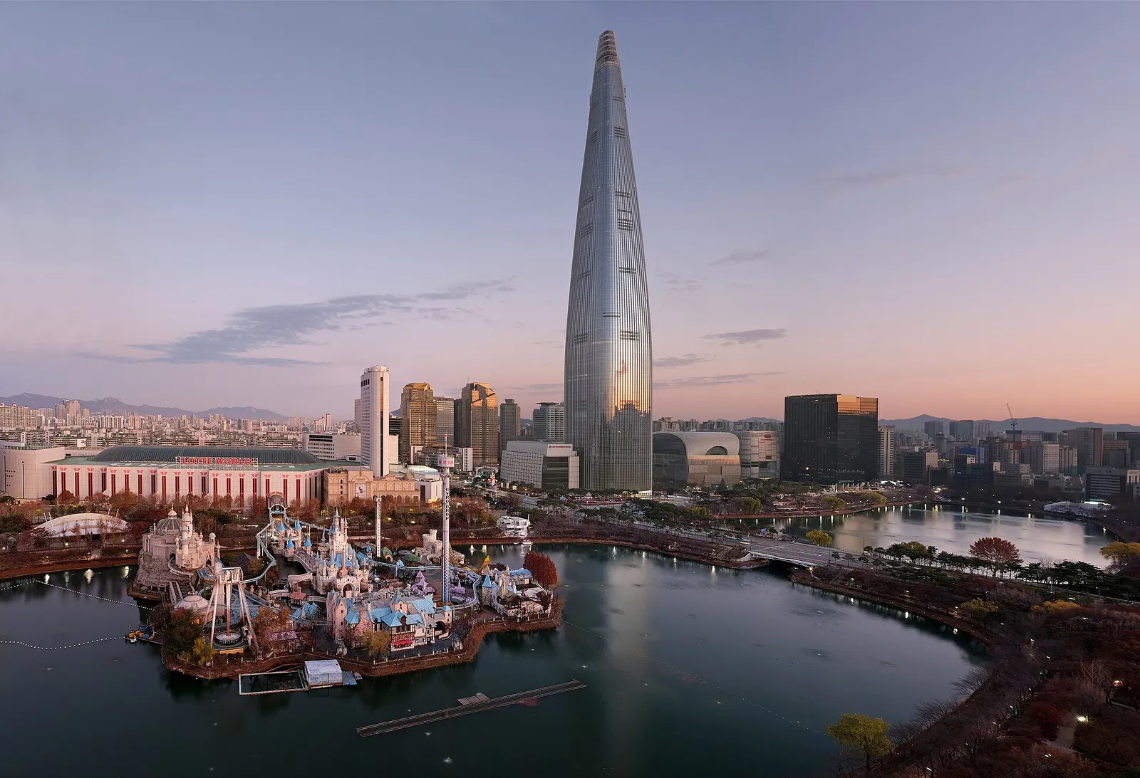 Lotte World Tower above Seokchon Lake and the Lotte World theme park at sunset